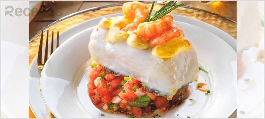 Gratén de merluza y gambas sobre pipirrana